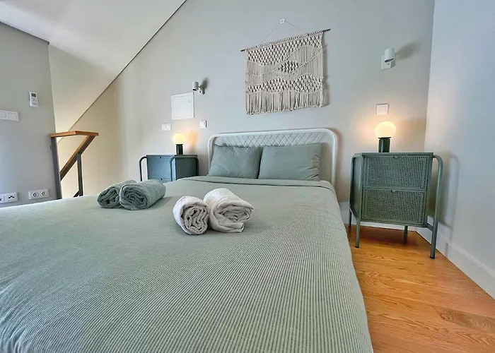 Sunny Rooftop Duplex With Elevator Near Iconic Bridge